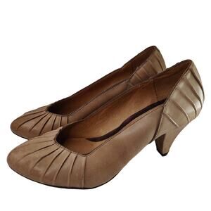 Tan pleated heels sz 8.5. Indigo by Clarks